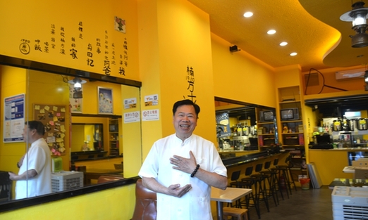 林秋荣在餐饮店里讲述自己的励志故事。（林小芬）.JPG
