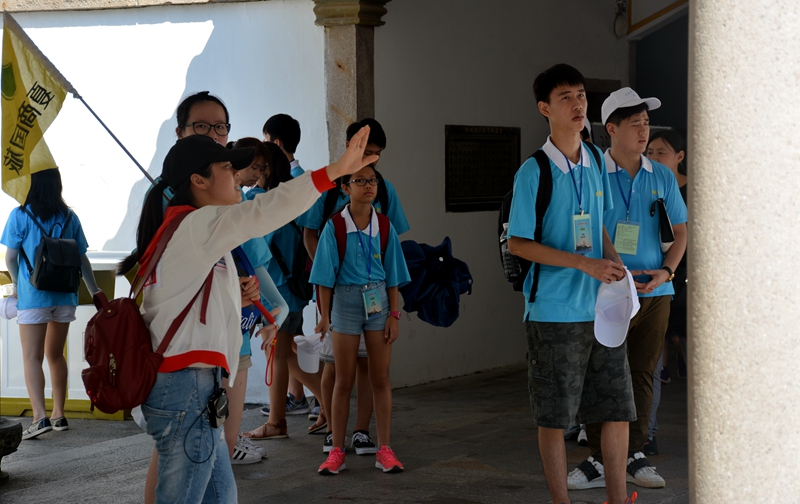 香港集美校友后裔夏令营的同学们参观鳌园（刘平 摄）.jpg