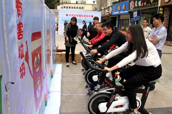 居民参加电单车竞赛（拍摄 冯立东）.JPG