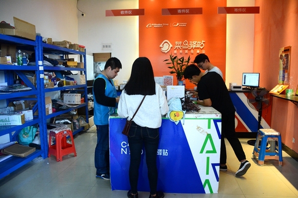 集大学生在菜鸟驿站寄件，用回收的纸箱做包装。（林小芬摄）.jpg